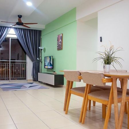 Five H Family Service Apartment Seri Kembangan Ngoại thất bức ảnh